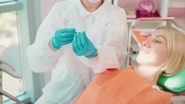 Konsultasi Dengan Dokter Gigi Klinik Gigi Modern Aligner Jelas Untuk — Stok Video