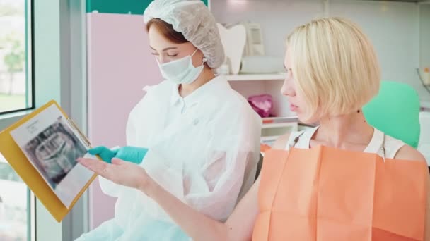 Stomatologe Und Patientin Diskutieren Röntgenbild Der Zähne Und Diskutieren Behandlungen — Stockvideo