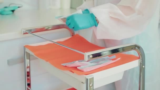 Sestra Zubním Lékařství Připravuje Zubní Nástroje Pro Práci Dávat Podnosu — Stock video