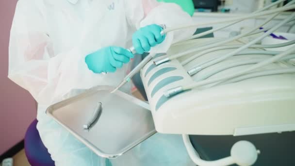 歯科医院での患者の予約 手の閉鎖 歯科修復 歯周病の治癒のための機器やツールを現代の治療法で準備する — ストック動画