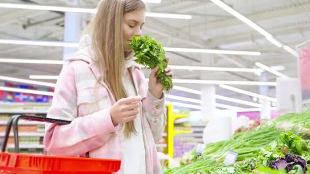 Zrelaksowana Młoda Kobieta Robi Zakupy Supermarkecie Wybiera Świeżą Zieleń Wącha — Wideo stockowe