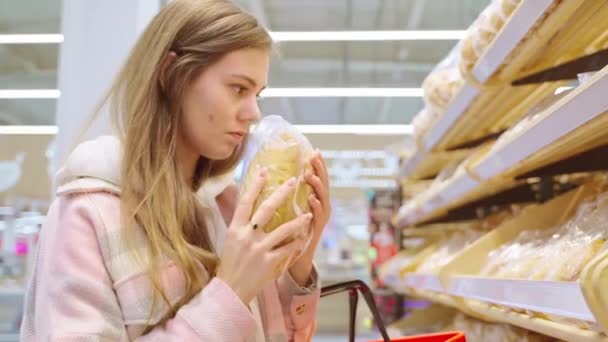 Młoda Kobieta Kupująca Świeży Chleb Supermarkecie Wąchająca Porównująca Zapach Ciesząca — Wideo stockowe