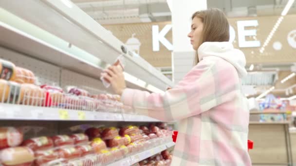 Frau Kauft Gentechnikfreie Und Vegane Wurst Supermarkt Kundin Gang Mit — Stockvideo