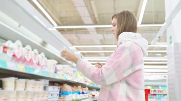 Cumpărarea Produse Lactate Cârnați Supermarket Portretul Femeii Culoar Alimente Lactate — Videoclip de stoc