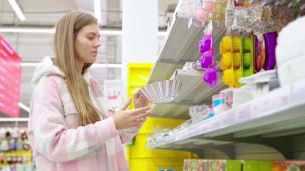 Młoda Kobieta Wybierając Danie Ciasto Supermarkecie Gospodyni Domowa Kupuje Danie — Wideo stockowe