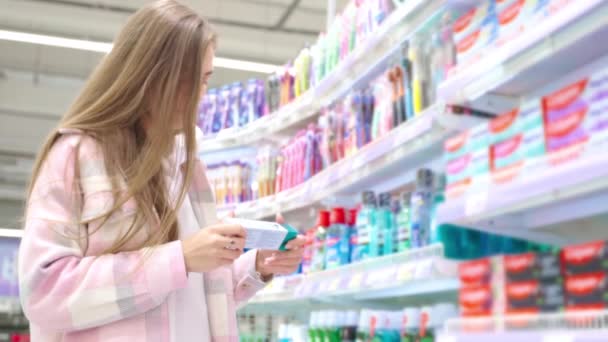Mujer Joven Que Compra Pasta Dientes Supermercado Cuidado Salud Sus — Vídeos de Stock
