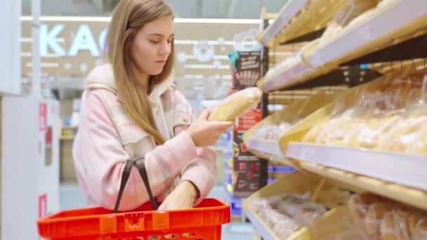 Süpermarketten Taze Ekmek Almak Kendi Fırınıyla Markete Gitmek Ekmek Koklayan — Stok video