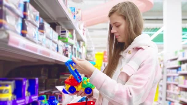 Jeune Maman Achetant Voiture Jouet Choix Petit Fils Dans Supermarché — Video