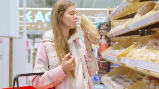 Portret Młodej Blondynki Kupującej Świeży Chleb Pszenny Bochenek Chleba Żytniego — Wideo stockowe