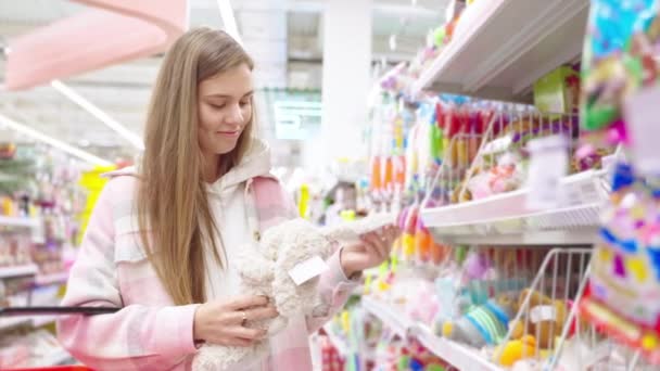 Chica Comprando Juguetes Supermercado Mujer Adulta Eligiendo Regalo Para Niño — Vídeo de stock