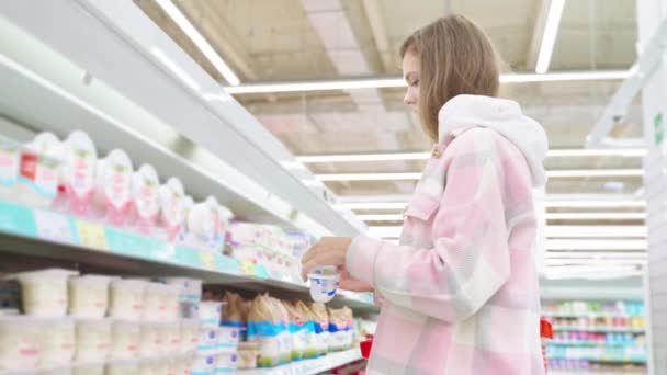Comprador Mulher Escolhendo Comprar Iogurte Departamento Laticínios Shopping Compras Comprando — Vídeo de Stock