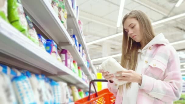 Blondine Jonge Vrouw Koopt Suiker Supermarkt Leesbaar Verpakking Supermarkt Boodschappenvoedsel — Stockvideo