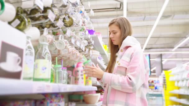 Blondynka Wybierając Kubki Koktajlowe Rur Supermarkecie Dla Domu Zakupy Zakupy — Wideo stockowe