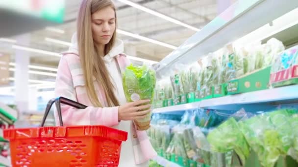 Женщина Клиент Нюхает Свежую Зелень Супермаркете Выбирая Самые Свежие Высококачественные — стоковое видео