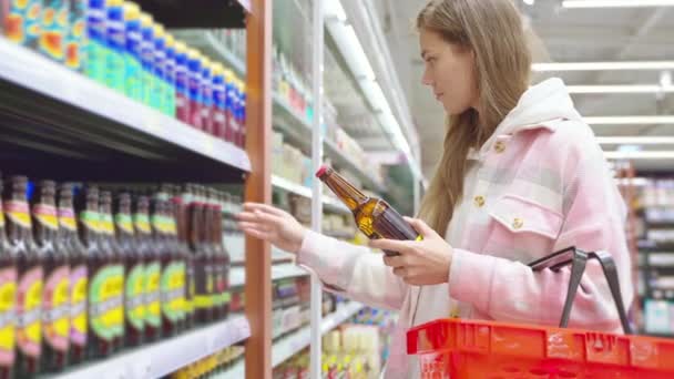 Γυναίκα Αγοραστής Επιλέγει Αγοράζοντας Μπουκάλια Λεμονάδας Στο Τμήμα Ποτών Στο — Αρχείο Βίντεο