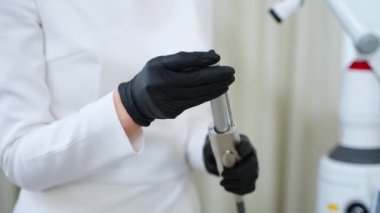 Profesyonel kozmetik uzmanı YAG lazerini iş için hazırlıyor. Yaşlanma karşıtı terapi, cilt gençleştirme ve sivilce tedavisi