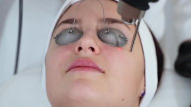 Lazer cerrahi kozmetoloji kliniği için lazer cerrahisi, cilt bakımı ve anti-yaş tedavisi lazer cihazları, yenilenme ve iyileşme için güzellik salonundaki yetişkin kadın derisi