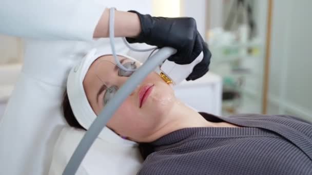 Rejuvenescimento Pele Rosto Pelo Método Moderno Fototerapia Clínica Cosmetologia Paciente — Vídeo de Stock