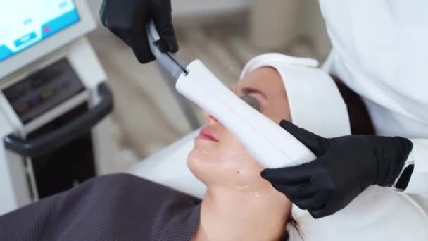 Kosmetolog Zapewniający Leczenie Twarzy Klinice Medycyny Estetycznej Wykorzystujący Laser Bbl — Wideo stockowe