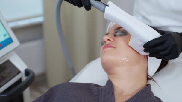 Косметолог Використовує Широкосмуговий Легкий Апарат Омолодження Жіночої Шкіри Обличчя Дорослої — стокове відео