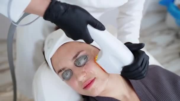 Esthetische Procedure Moderne Kosmetologie Kliniek Deskundige Schoonheidsspecialiste Gebruikt Fototherapie Apparaat — Stockvideo