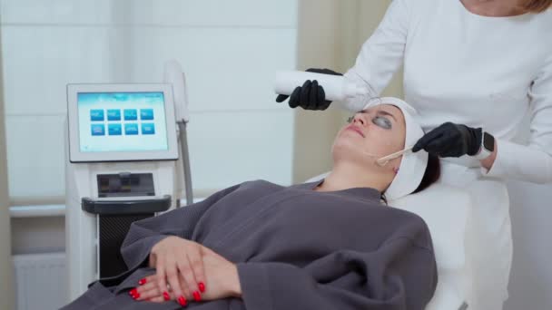 Cosmetologo Sta Preparando Pelle Del Viso Del Paziente Femminile Ringiovanimento — Video Stock