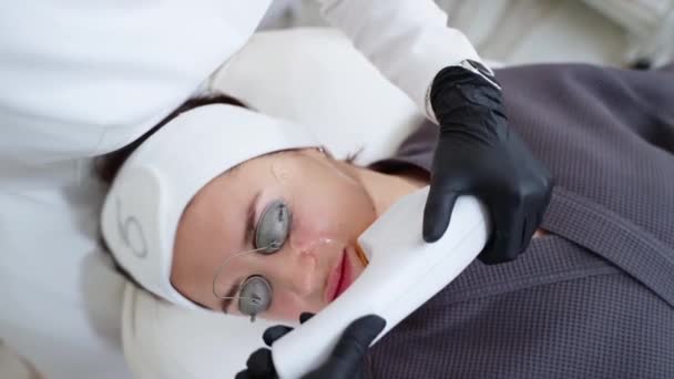 Vrouw Krijgt Foto Gezichtsbehandeling Met Bbl Laser Kosmetologie Kliniek Aging — Stockvideo