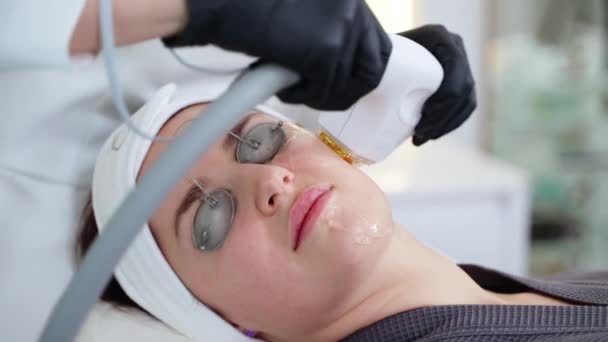 Nahaufnahme Eines Spezialisten Für Ästhetische Medizin Der Gesichtstherapie Mit Kosmetologischen Stockvideo