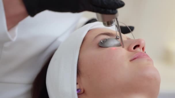 Imagem Perto Uma Mulher Submetida Tratamento Facial Antienvelhecimento Por Meio — Vídeo de Stock