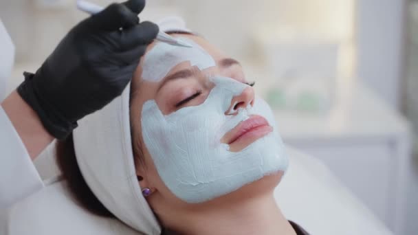 Spa Salon Piękności Kobieta Cieszy Się Maską Twarzy Klinice Kosmetycznej — Wideo stockowe