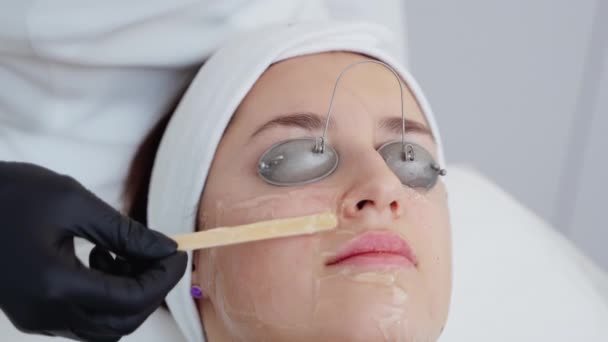 Zbliżenie Kobietę Przygotowaną Laseroterapii Szerokopasmowej Twarzy Kosmetolog Nakłada Żel Chłodzący — Wideo stockowe
