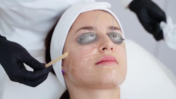 Cura Della Pelle Professionale Clinica Cosmetologica Estetista Sta Applicando Maschera — Video Stock