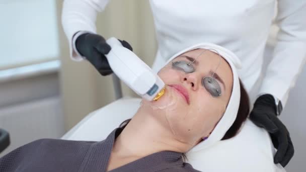 Frau Bei Kosmetischen Eingriffen Mittels Bbl Laser Gesichtsbehandlung Verbesserung Des Lizenzfreies Stock-Filmmaterial