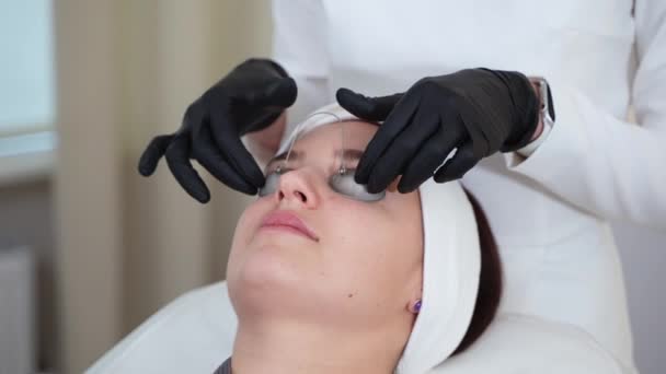 Cosmetologie Esthetische Geneeskunde Huidverzorging Verjonging Cosmetoloog Beschermt Ogen Van Vrouwelijke — Stockvideo
