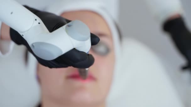 Nowoczesna Metoda Kosmetologii Ekspert Kosmetyk Używa Lasera Odmładzania Skóry Twarzy — Wideo stockowe