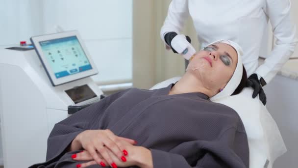 Professional Beautician Using Apparatus Broadband Light Rejuvenation Curing Face Skin — Stock Video