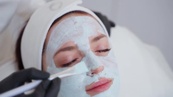 Foto Close Dari Ahli Kecantikan Menerapkan Masker Alginat Untuk Wanita — Stok Video