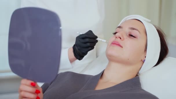 Cosmetologist Marcando Áreas Face Feminina Que Vão Ser Corrigidas Com — Vídeo de Stock
