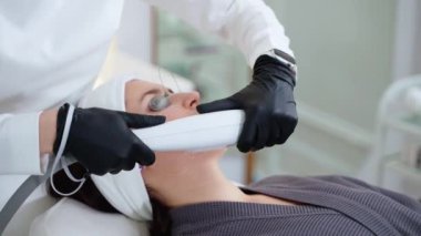 Modern kozmetoloji tedavileri ile yüz gerdirme, güzellik uzmanları geniş bant ışık cihazları kullanıyor. Yetişkin kadınların doğal cilt yenileme, sivilce, akne, post ve rosacea tedavileri için.