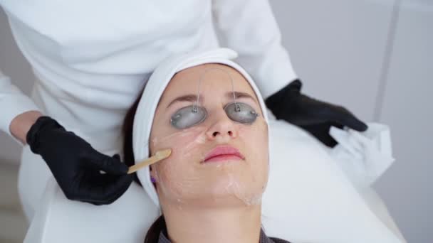 Detailní Záběr Přípravu Pleti Obličeje Pro Širokopásmové Laserové Ošetření Kosmetolog — Stock video