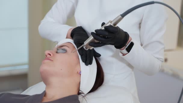 Frau Schönheitssalon Sie Erhält Eine Gesichtsbehandlung Mit Professionellem Kosmetischen Gerät — Stockvideo