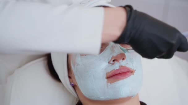 Age Und Feuchtigkeitsspendende Gesichtsmaske Für Gut Aussehende Frauen Entspannen Wellness — Stockvideo