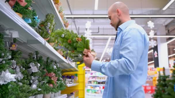 Mann Kauft Kleinen Weihnachtsbaum Geschäft Guy Wählt Weihnachtsdekoration Supermarkt Einkaufen Videoclip