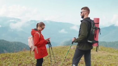 Dağlarda keşif gezisi, erkek ve kadın turistler ya da bilim adamları dağın tepesinde, dağlık alanda gezen bir grup yürüyüşçü, yeni yerler keşfediyor ve keşfediyor.