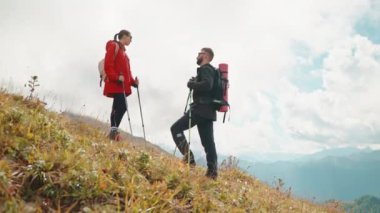 Turistler, dağlarda yürüyüş yapan kadın ve erkek yürüyüşçüler. Gezginler, dağlarda birlikte yürüyen aileleri keşfediyorlar. İnsanlar vahşi doğada dinleniyor..
