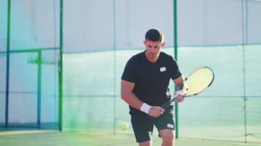 Sahada profesyonel tenisçi, açık havada sporcu eğitimi, raketle topa vuran erkek, yavaş çekim, sağlıklı yaşam tarzı ve formda kalmak için spor aktivitesi