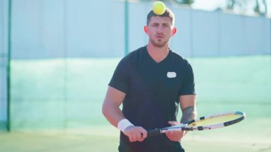 Tenis sahasında bir şeyler öğreten bir adam. Tenis oyuncusu denge koordinasyonu egzersizleri yapıyor. Profesyonel spor sporcusunun açık havada fiziksel egzersizi, tenis oyunu konsepti.