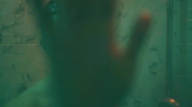Adam gece duşta, el kamerasıyla, yorucu bir iş gününden sonra duş alıyor, korku filmi ya da korku konsepti, erkek insana günlük hijyenik muamele, depresyon ve endişe