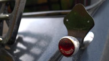 Plymouth retro otomobilin yakın çekimi, kaputun detayları, şehir merkezinde toplanabilir siyah vintage araba, Amerikan otomotiv endüstrisinin klasiği