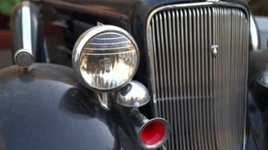 Plymouth markasının klasik Amerikan otomobili, far ve klaxonun yakın görüntüsü, klasik otomobillerin sergisi